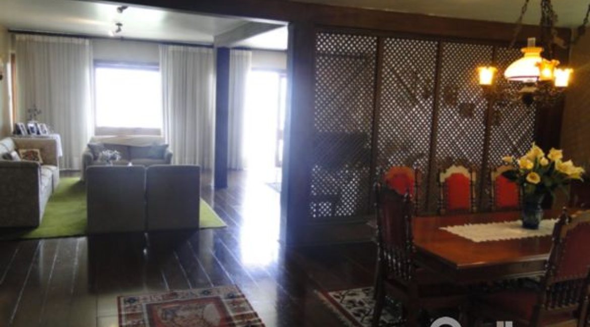 Casa à venda com 333m², 4 dormitórios, 2 suítes, 3 vagas, no bairro Cristal em Porto Alegre