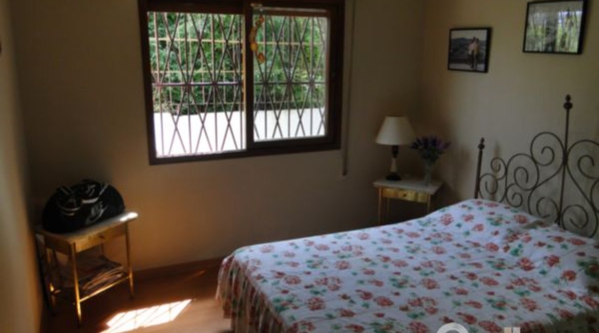 Casa à venda com 333m², 4 dormitórios, 2 suítes, 3 vagas, no bairro Cristal em Porto Alegre