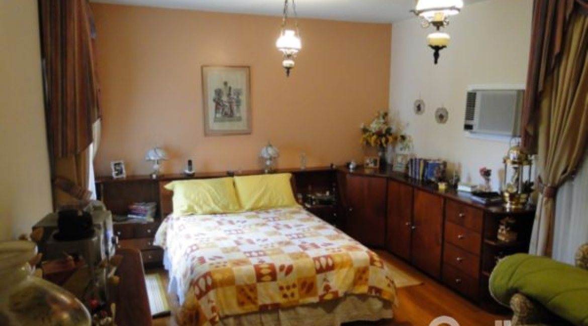 Casa à venda com 333m², 4 dormitórios, 2 suítes, 3 vagas, no bairro Cristal em Porto Alegre