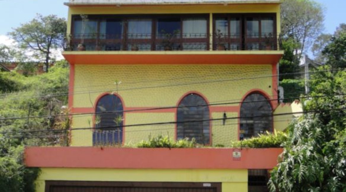 Casa à venda com 333m², 4 dormitórios, 2 suítes, 3 vagas, no bairro Cristal em Porto Alegre