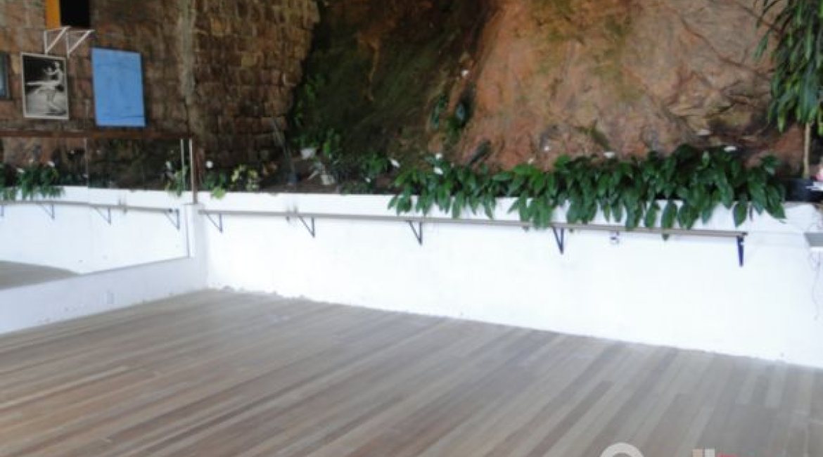 Casa à venda com 333m², 4 dormitórios, 2 suítes, 3 vagas, no bairro Cristal em Porto Alegre