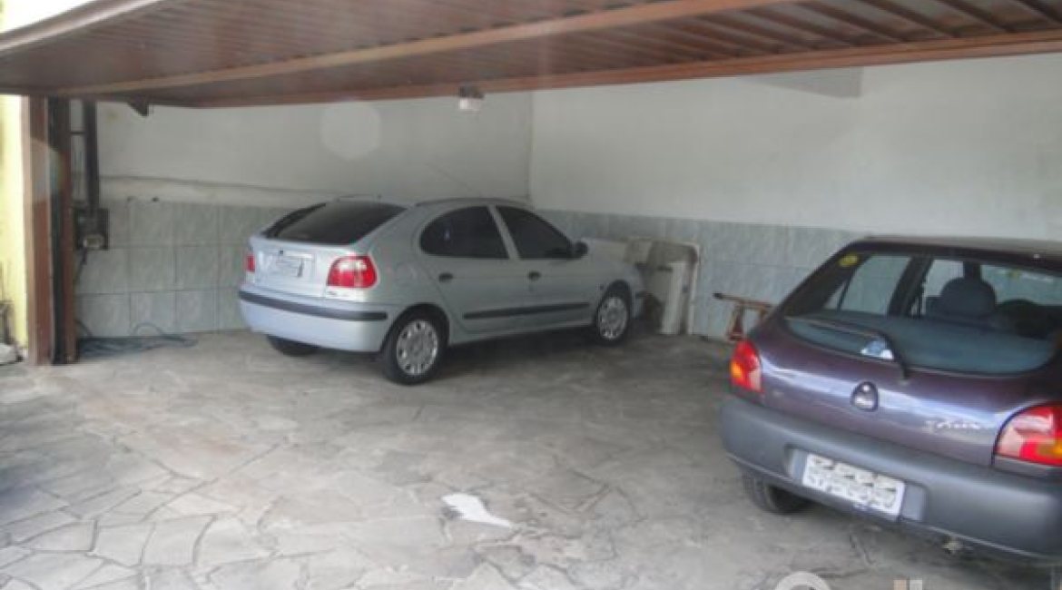 Casa à venda com 333m², 4 dormitórios, 2 suítes, 3 vagas, no bairro Cristal em Porto Alegre