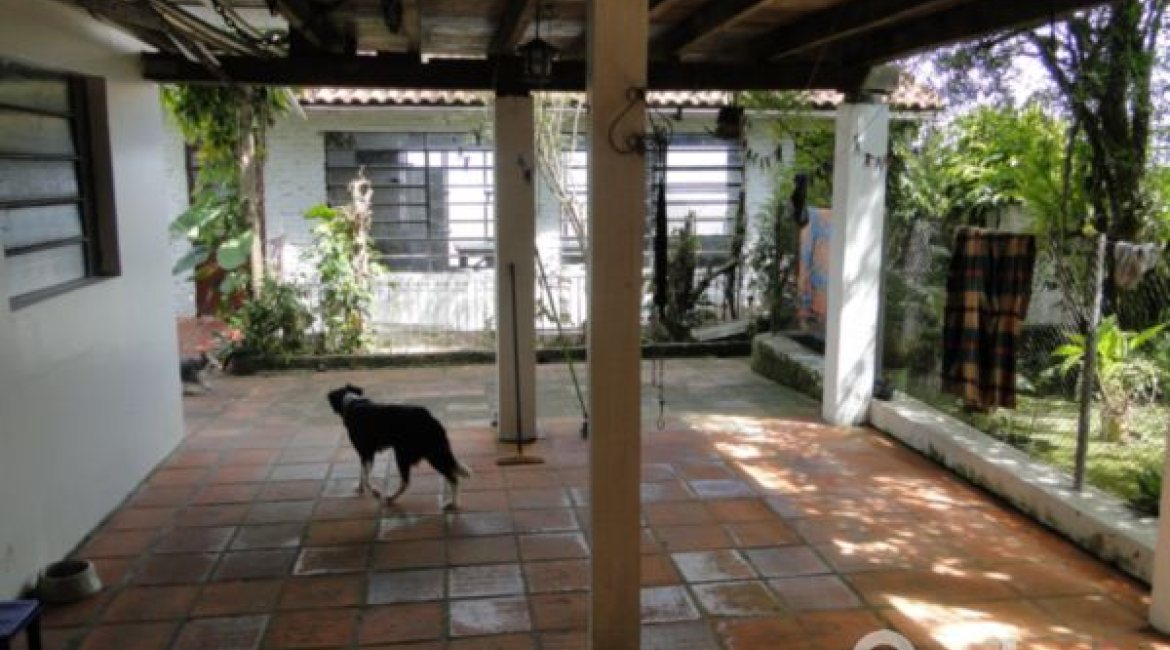 Casa à venda com 333m², 4 dormitórios, 2 suítes, 3 vagas, no bairro Cristal em Porto Alegre