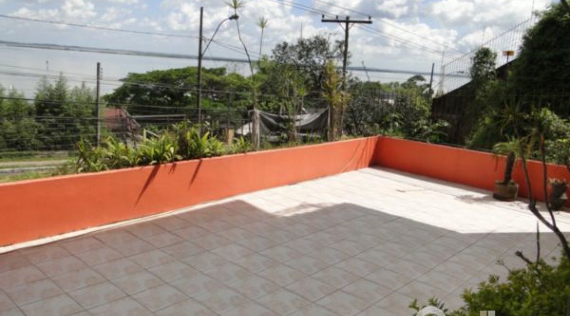 Casa à venda com 333m², 4 dormitórios, 2 suítes, 3 vagas, no bairro Cristal em Porto Alegre