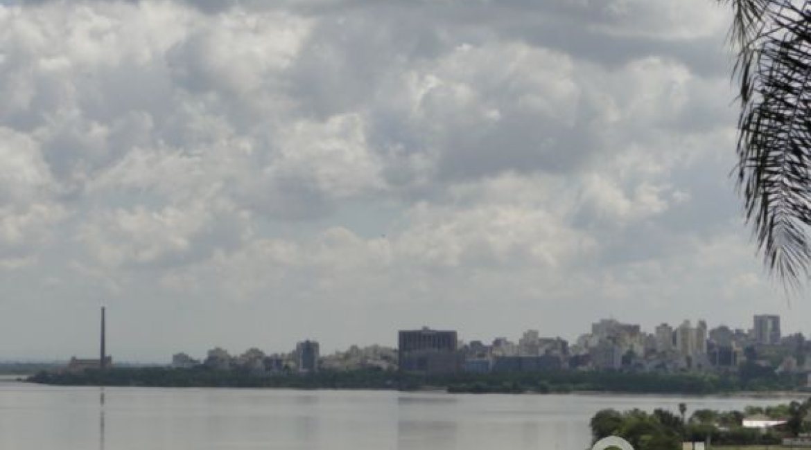 Casa à venda com 333m², 4 dormitórios, 2 suítes, 3 vagas, no bairro Cristal em Porto Alegre