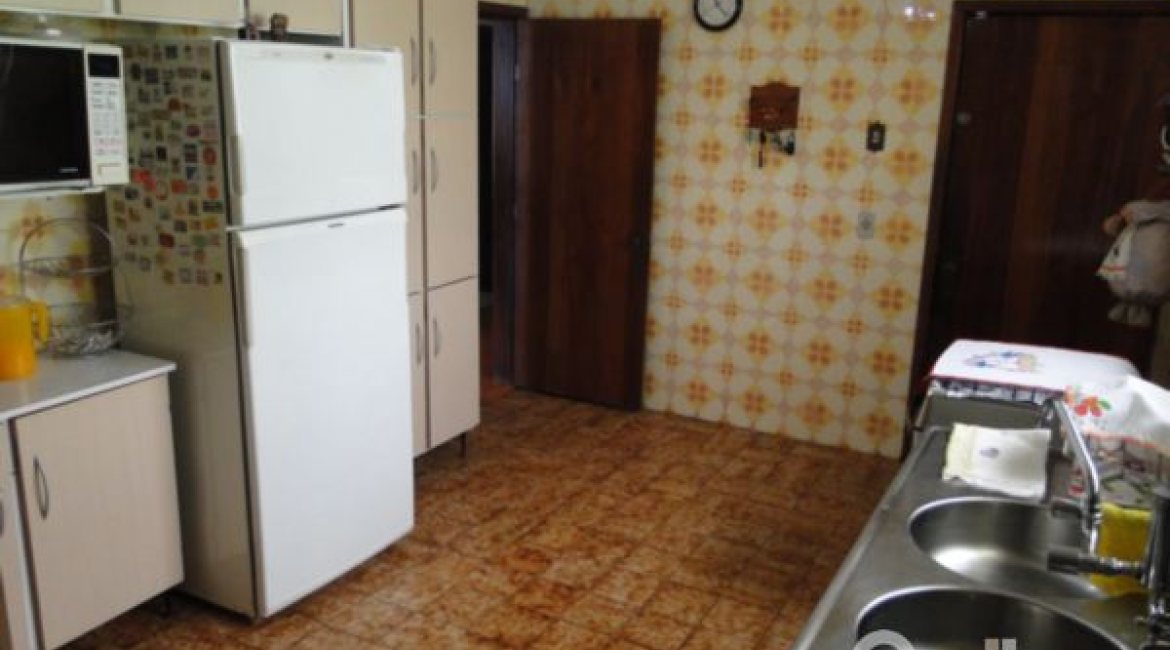 Casa à venda com 333m², 4 dormitórios, 2 suítes, 3 vagas, no bairro Cristal em Porto Alegre