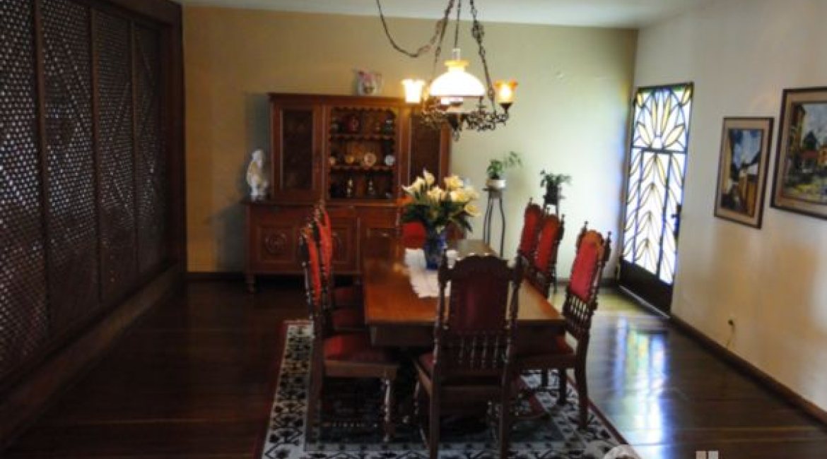 Casa à venda com 333m², 4 dormitórios, 2 suítes, 3 vagas, no bairro Cristal em Porto Alegre