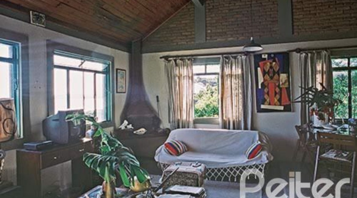 Casa à venda com 250m², 3 dormitórios, 3 suítes, 2 vagas, no bairro Sétimo Céu em Porto Alegre