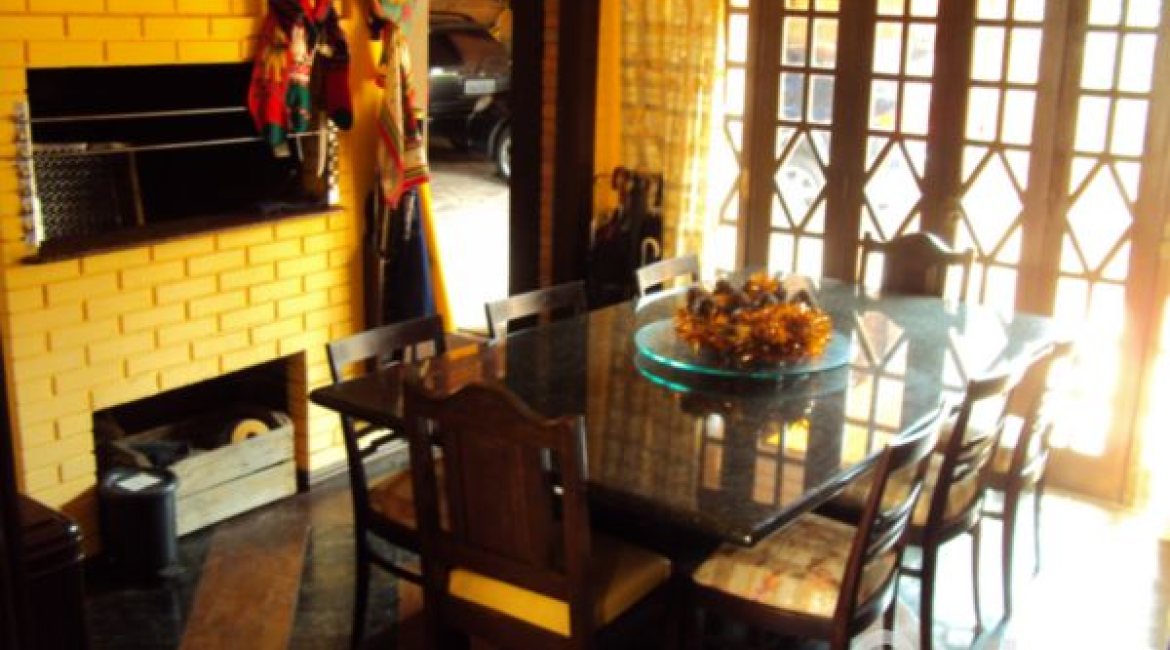 Casa à venda com 600m², 4 dormitórios, 17 vagas, no bairro Vila Assunção em Porto Alegre