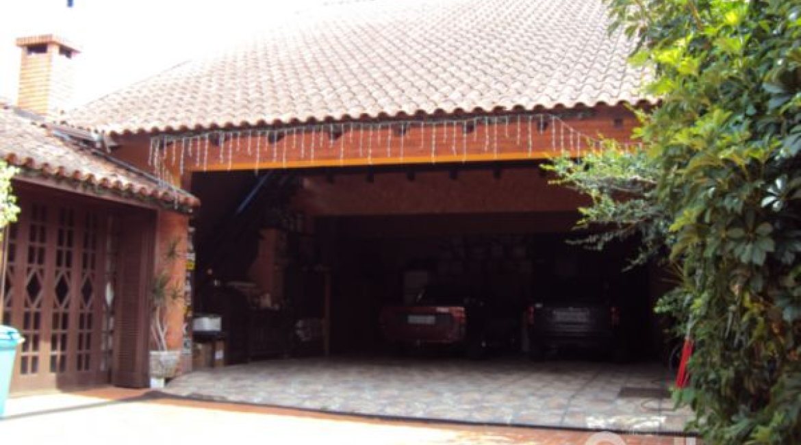Casa à venda com 600m², 4 dormitórios, 17 vagas, no bairro Vila Assunção em Porto Alegre
