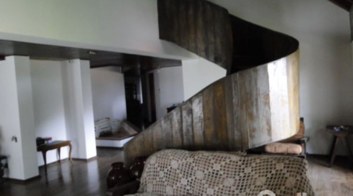 Casa à venda com 530m², 7 dormitórios, 5 suítes, 2 vagas, no bairro Jardim Isabel em Porto Alegre