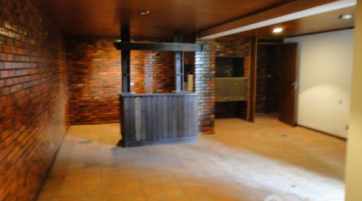 Casa à venda com 530m², 7 dormitórios, 5 suítes, 2 vagas, no bairro Jardim Isabel em Porto Alegre