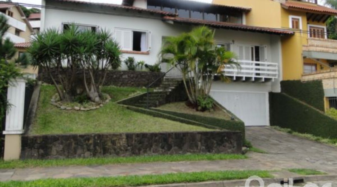Casa à venda com 367m², 4 dormitórios, 2 suítes, 4 vagas, no bairro Jardim Isabel em Porto Alegre