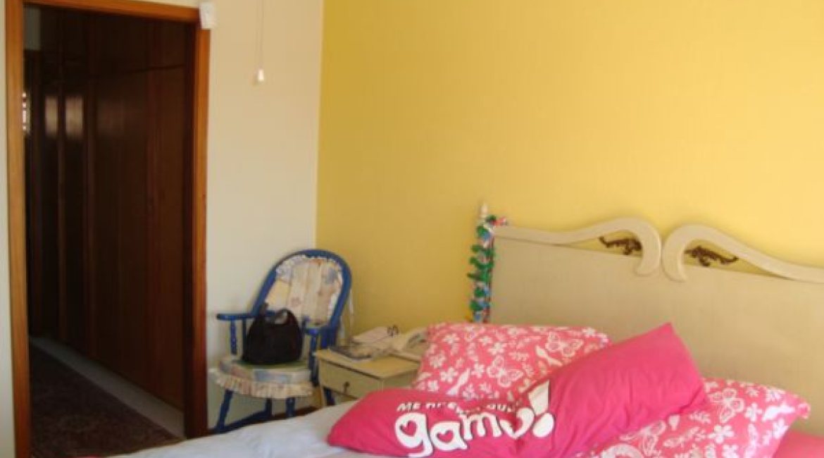 Casa à venda com 520m², 4 dormitórios, 1 suíte, 3 vagas, no bairro Tristeza em Porto Alegre