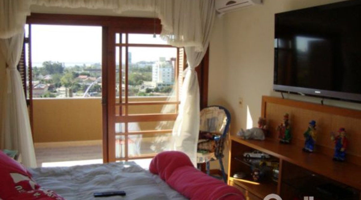 Casa à venda com 520m², 4 dormitórios, 1 suíte, 3 vagas, no bairro Tristeza em Porto Alegre