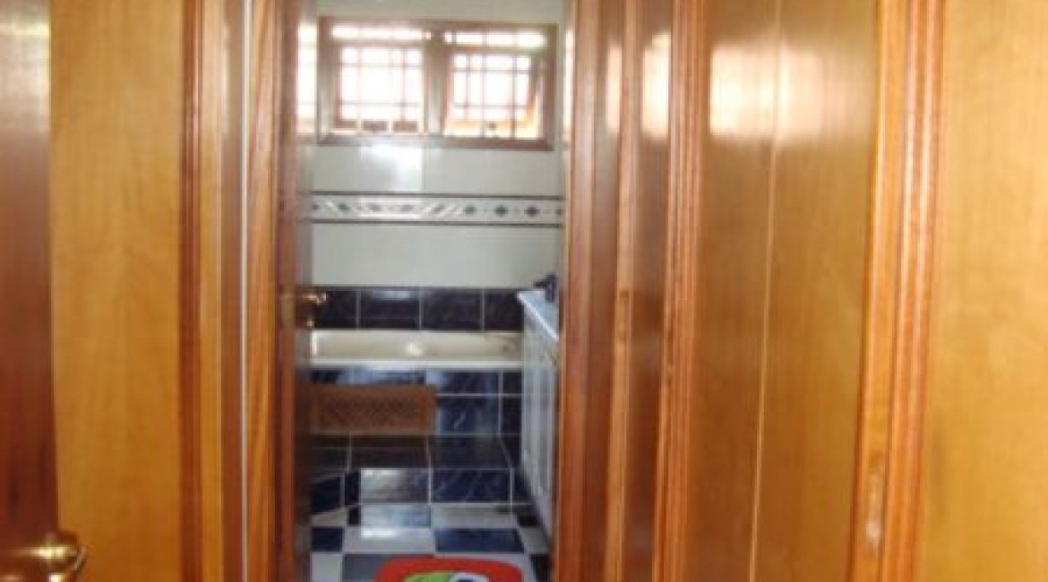 Casa à venda com 520m², 4 dormitórios, 1 suíte, 3 vagas, no bairro Tristeza em Porto Alegre