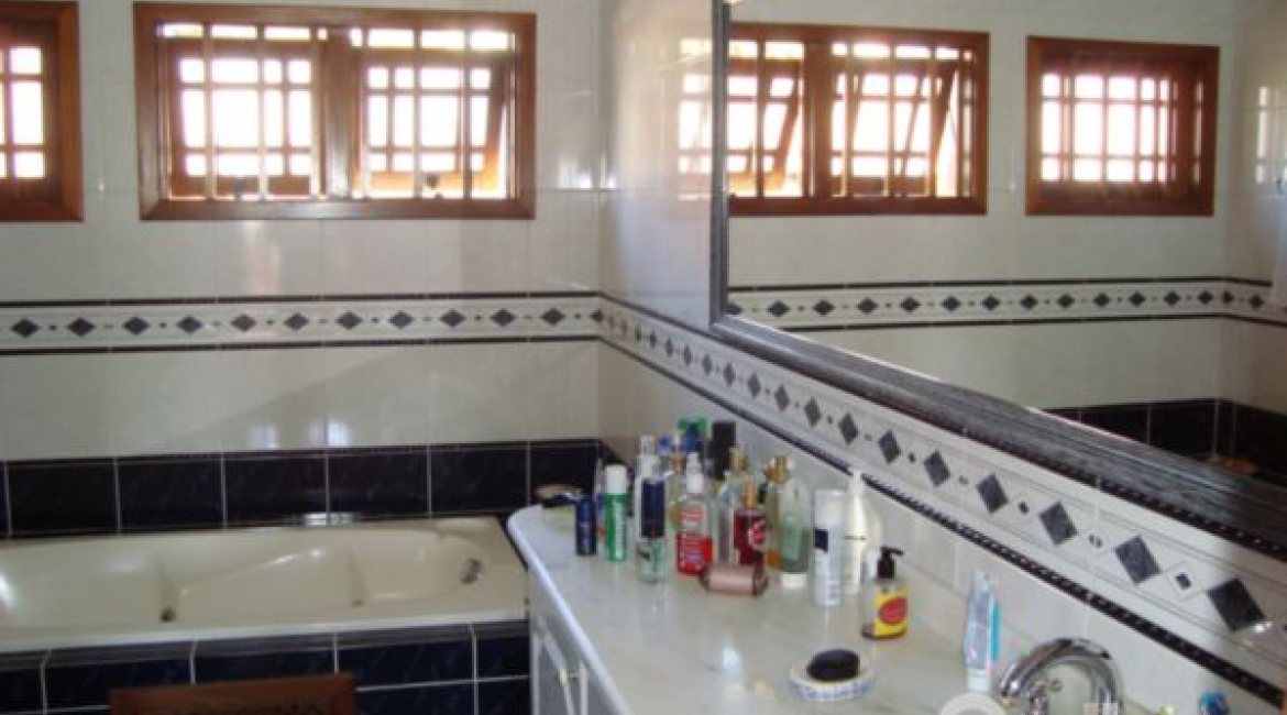 Casa à venda com 520m², 4 dormitórios, 1 suíte, 3 vagas, no bairro Tristeza em Porto Alegre