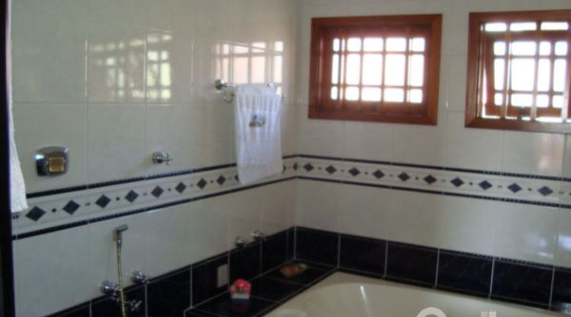 Casa à venda com 520m², 4 dormitórios, 1 suíte, 3 vagas, no bairro Tristeza em Porto Alegre