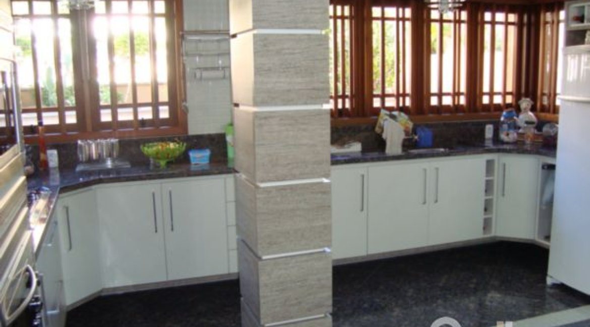 Casa à venda com 520m², 4 dormitórios, 1 suíte, 3 vagas, no bairro Tristeza em Porto Alegre