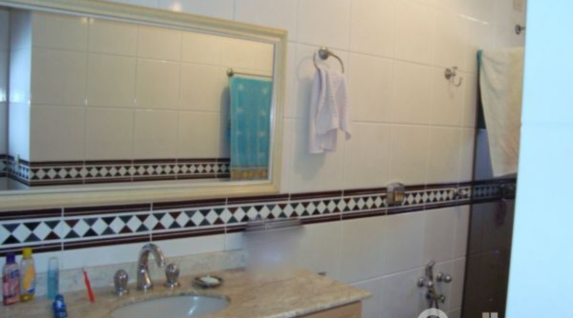 Casa à venda com 520m², 4 dormitórios, 1 suíte, 3 vagas, no bairro Tristeza em Porto Alegre