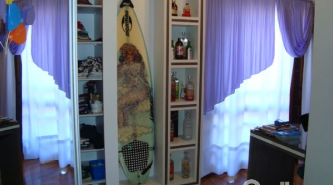 Casa à venda com 520m², 4 dormitórios, 1 suíte, 3 vagas, no bairro Tristeza em Porto Alegre