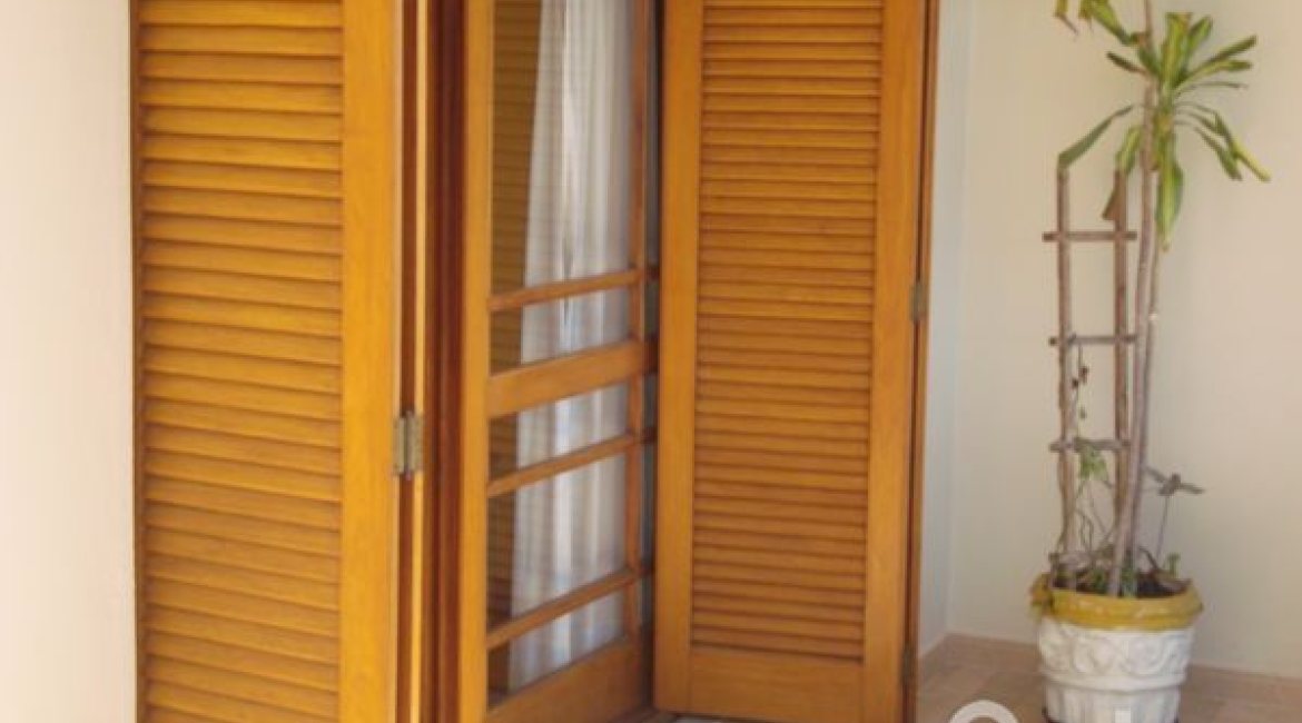 Casa à venda com 520m², 4 dormitórios, 1 suíte, 3 vagas, no bairro Tristeza em Porto Alegre