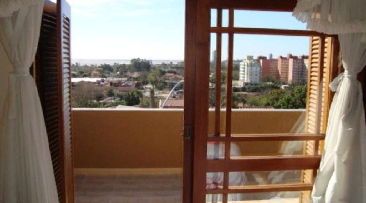 Casa à venda com 520m², 4 dormitórios, 1 suíte, 3 vagas, no bairro Tristeza em Porto Alegre