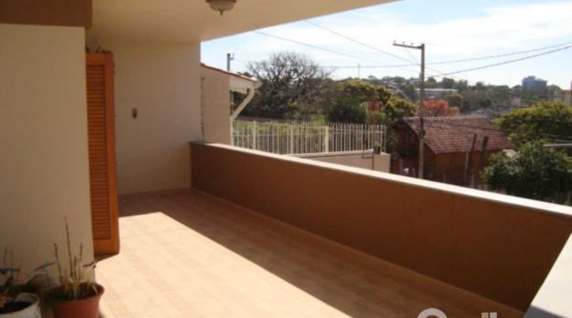 Casa à venda com 520m², 4 dormitórios, 1 suíte, 3 vagas, no bairro Tristeza em Porto Alegre