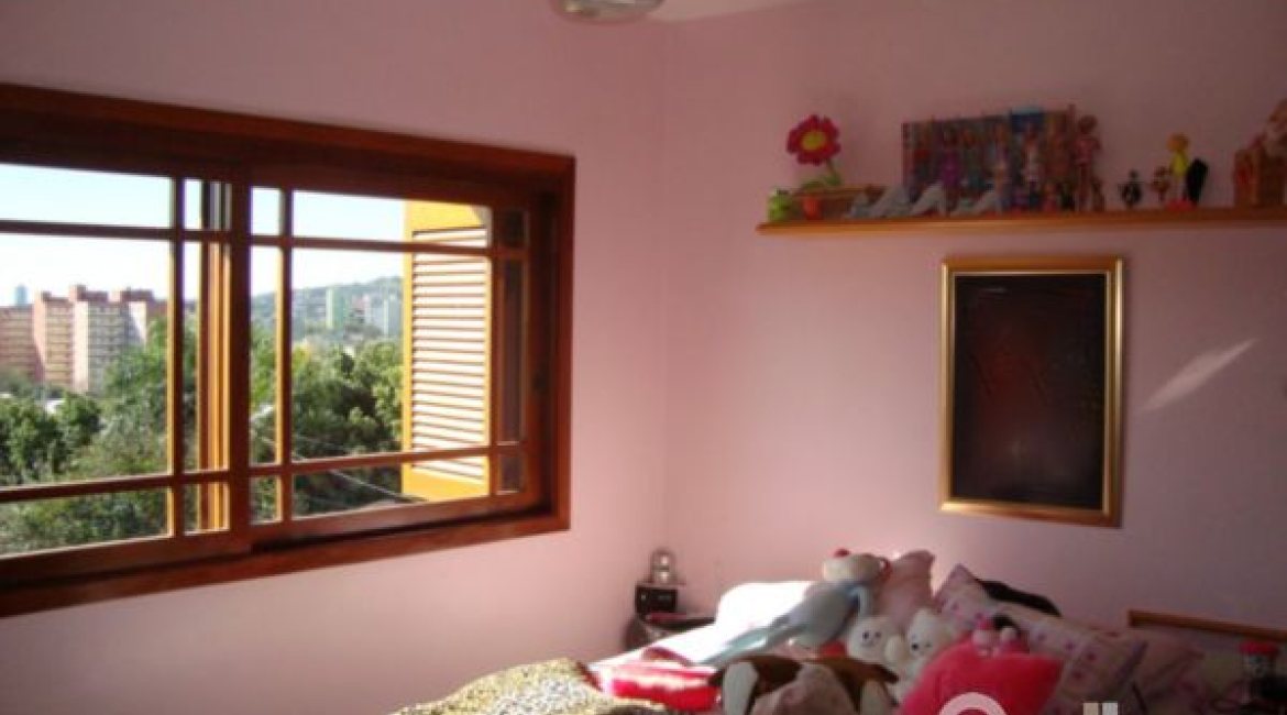 Casa à venda com 520m², 4 dormitórios, 1 suíte, 3 vagas, no bairro Tristeza em Porto Alegre