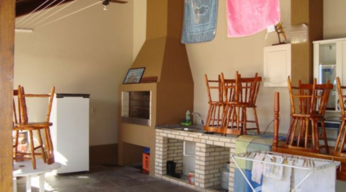 Casa à venda com 520m², 4 dormitórios, 1 suíte, 3 vagas, no bairro Tristeza em Porto Alegre