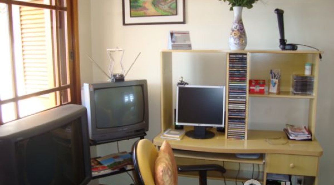 Casa à venda com 520m², 4 dormitórios, 1 suíte, 3 vagas, no bairro Tristeza em Porto Alegre