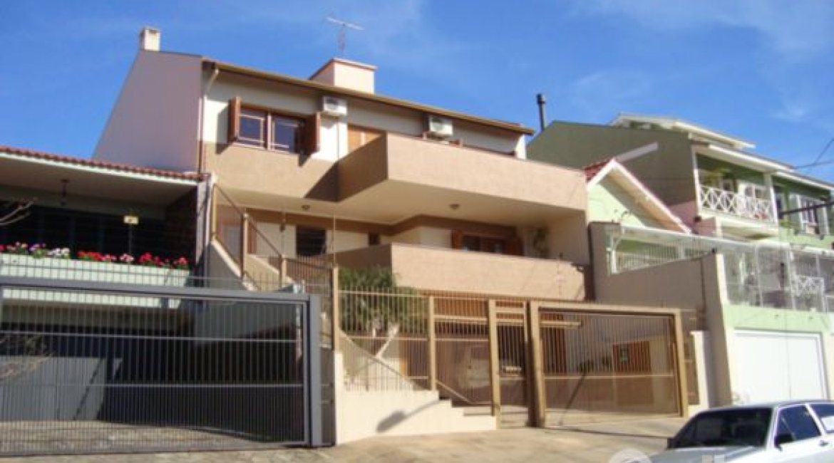 Casa à venda com 520m², 4 dormitórios, 1 suíte, 3 vagas, no bairro Tristeza em Porto Alegre