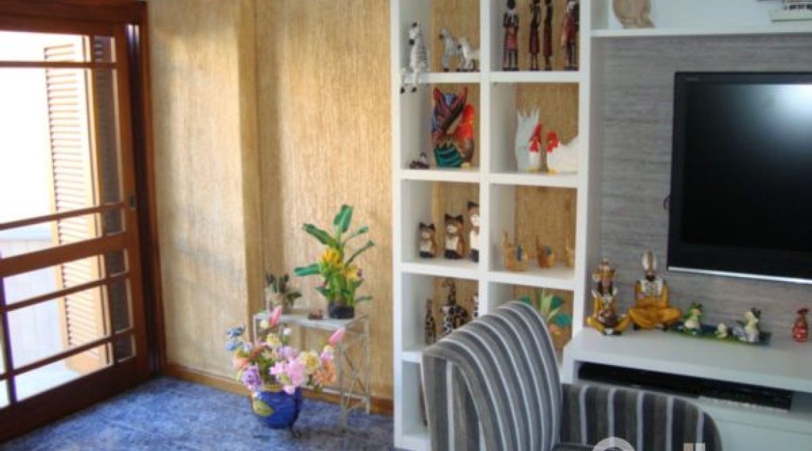 Casa à venda com 520m², 4 dormitórios, 1 suíte, 3 vagas, no bairro Tristeza em Porto Alegre