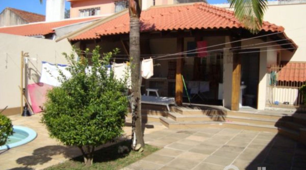 Casa à venda com 520m², 4 dormitórios, 1 suíte, 3 vagas, no bairro Tristeza em Porto Alegre