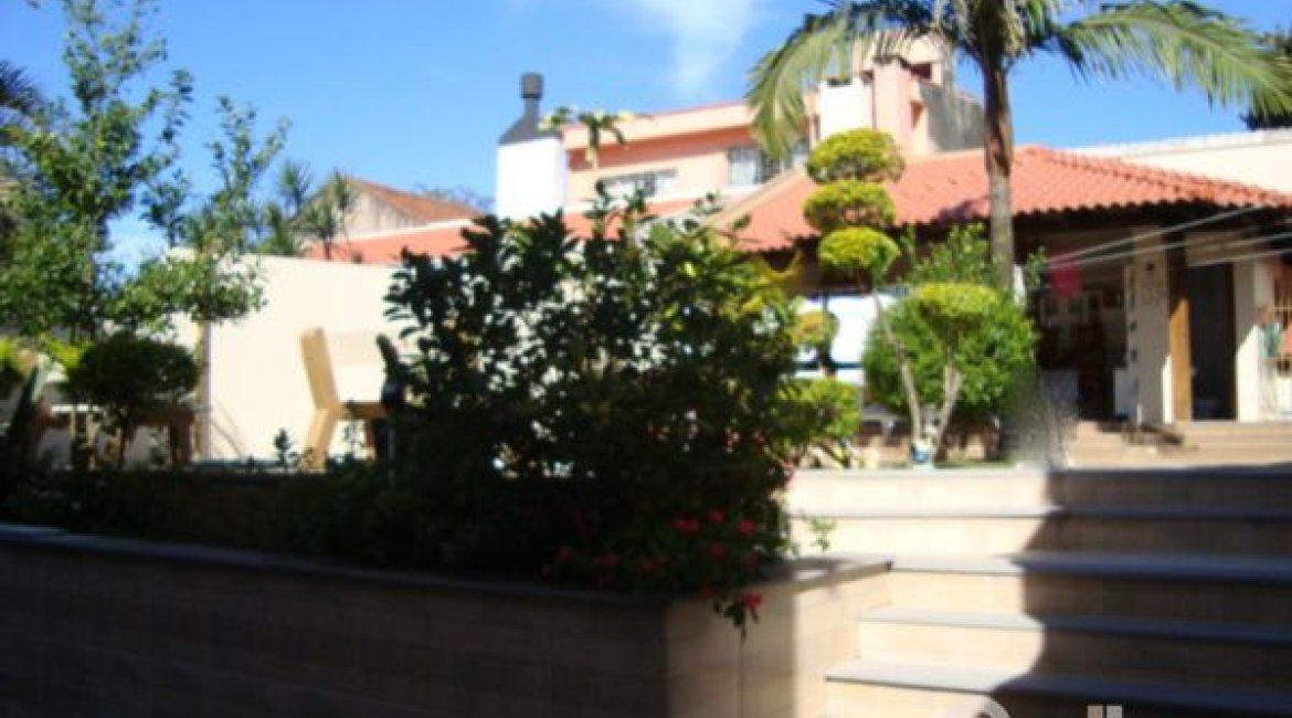 Casa à venda com 520m², 4 dormitórios, 1 suíte, 3 vagas, no bairro Tristeza em Porto Alegre