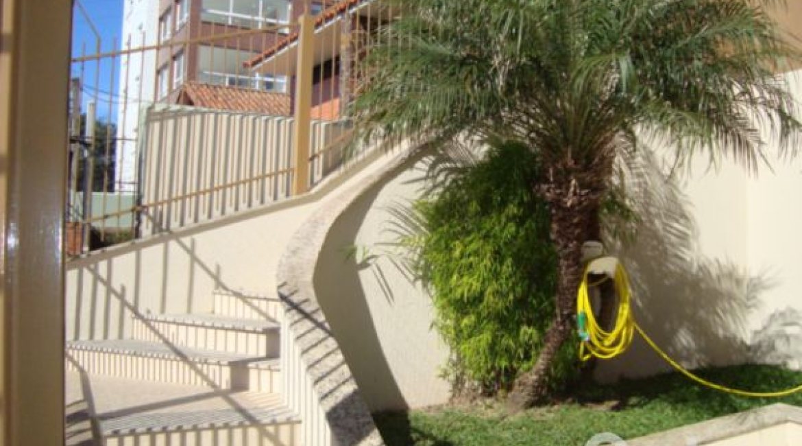 Casa à venda com 520m², 4 dormitórios, 1 suíte, 3 vagas, no bairro Tristeza em Porto Alegre