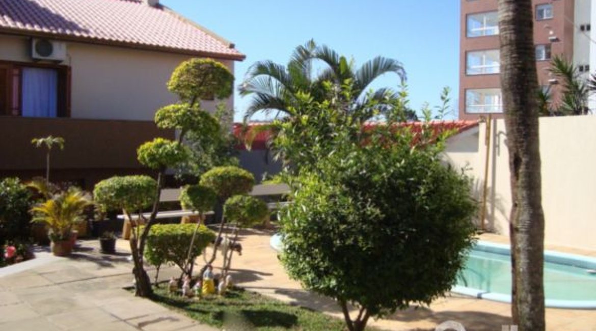 Casa à venda com 520m², 4 dormitórios, 1 suíte, 3 vagas, no bairro Tristeza em Porto Alegre