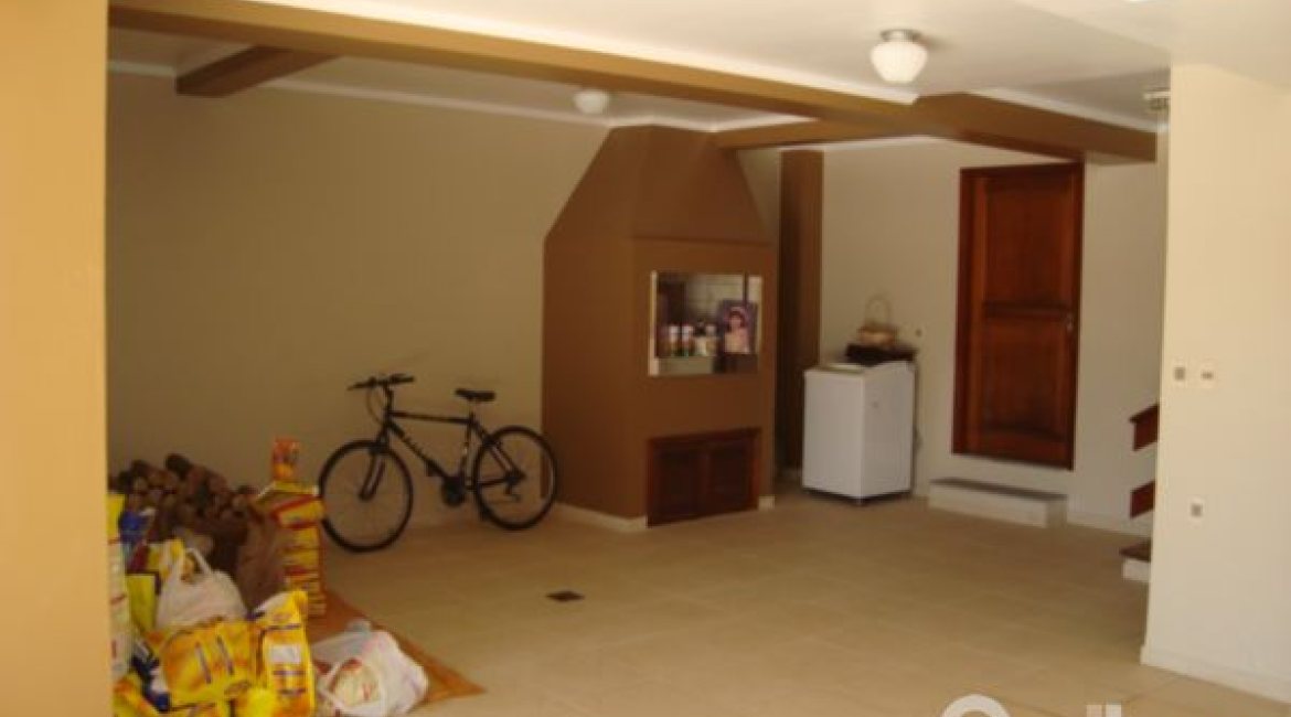 Casa à venda com 520m², 4 dormitórios, 1 suíte, 3 vagas, no bairro Tristeza em Porto Alegre