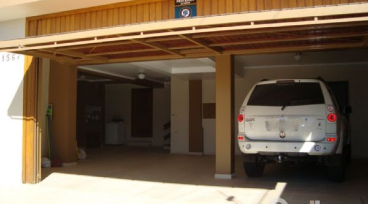 Casa à venda com 520m², 4 dormitórios, 1 suíte, 3 vagas, no bairro Tristeza em Porto Alegre