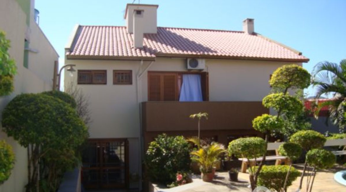 Casa à venda com 520m², 4 dormitórios, 1 suíte, 3 vagas, no bairro Tristeza em Porto Alegre