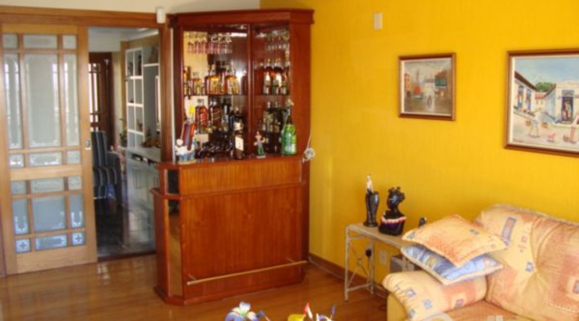 Casa à venda com 520m², 4 dormitórios, 1 suíte, 3 vagas, no bairro Tristeza em Porto Alegre