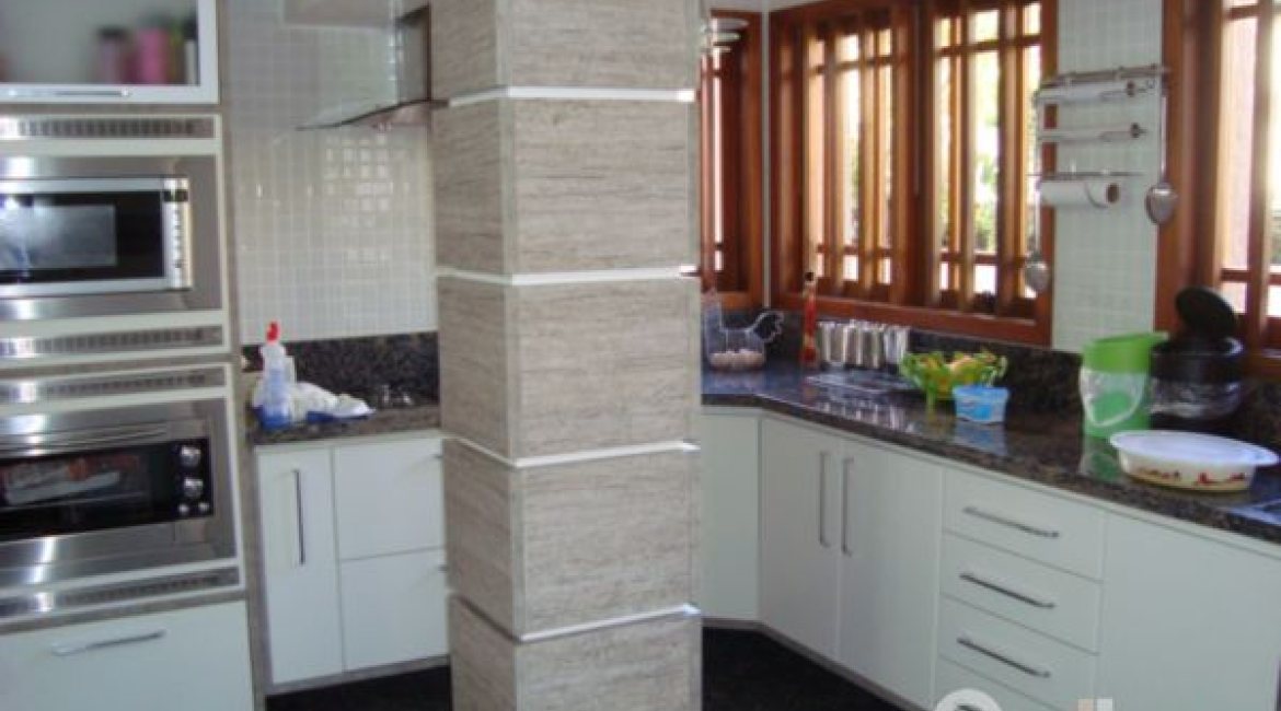 Casa à venda com 520m², 4 dormitórios, 1 suíte, 3 vagas, no bairro Tristeza em Porto Alegre