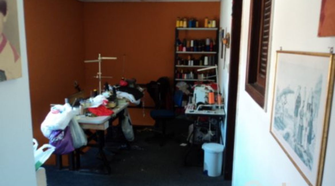 Casa à venda com 345m², 3 dormitórios, 1 suíte, 3 vagas, no bairro Guarujá em Porto Alegre