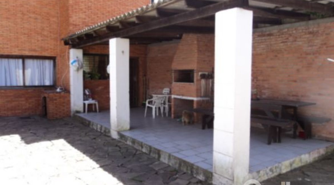 Casa à venda com 345m², 3 dormitórios, 1 suíte, 3 vagas, no bairro Guarujá em Porto Alegre