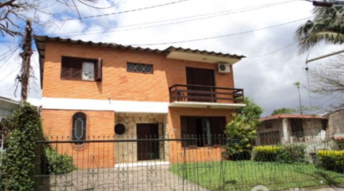 Casa à venda com 345m², 3 dormitórios, 1 suíte, 3 vagas, no bairro Guarujá em Porto Alegre