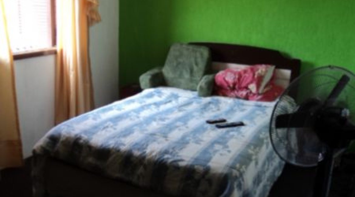 Casa à venda com 345m², 3 dormitórios, 1 suíte, 3 vagas, no bairro Guarujá em Porto Alegre