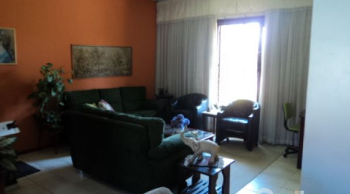 Casa à venda com 345m², 3 dormitórios, 1 suíte, 3 vagas, no bairro Guarujá em Porto Alegre