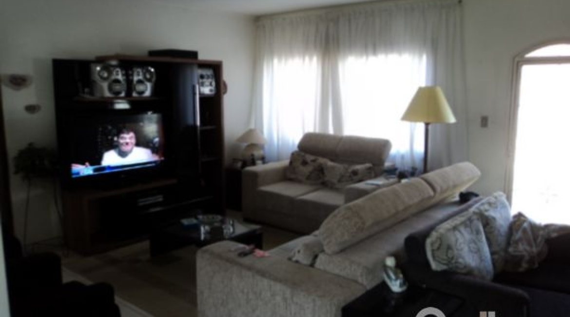 Casa à venda com 345m², 3 dormitórios, 1 suíte, 3 vagas, no bairro Guarujá em Porto Alegre