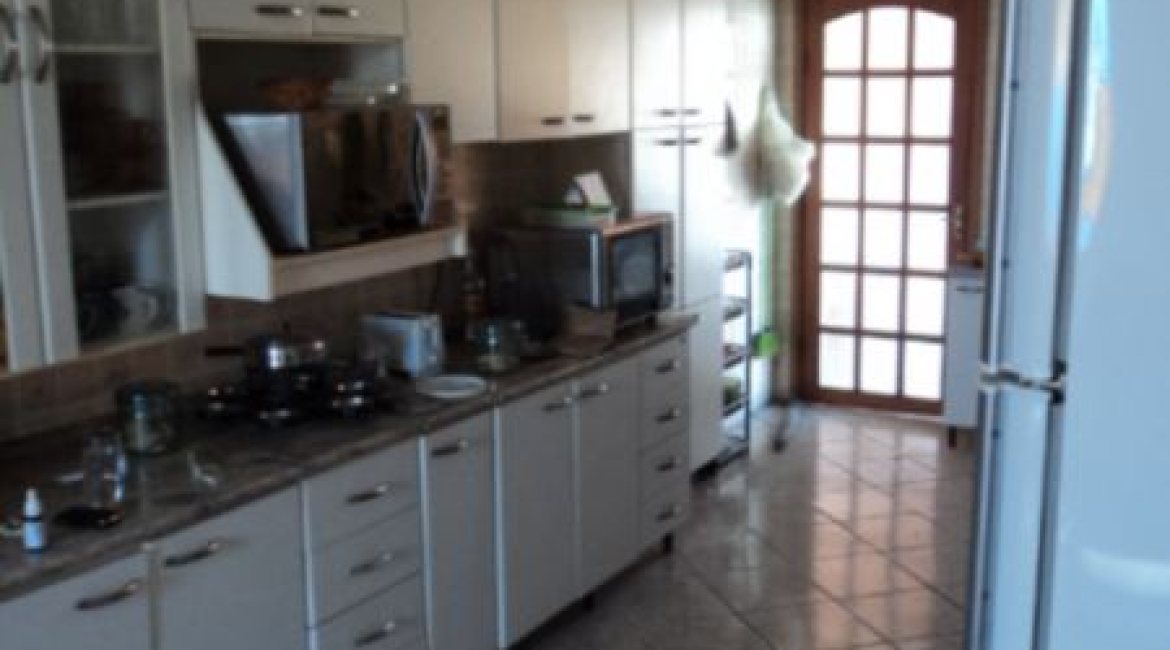 Casa à venda com 345m², 3 dormitórios, 1 suíte, 3 vagas, no bairro Guarujá em Porto Alegre