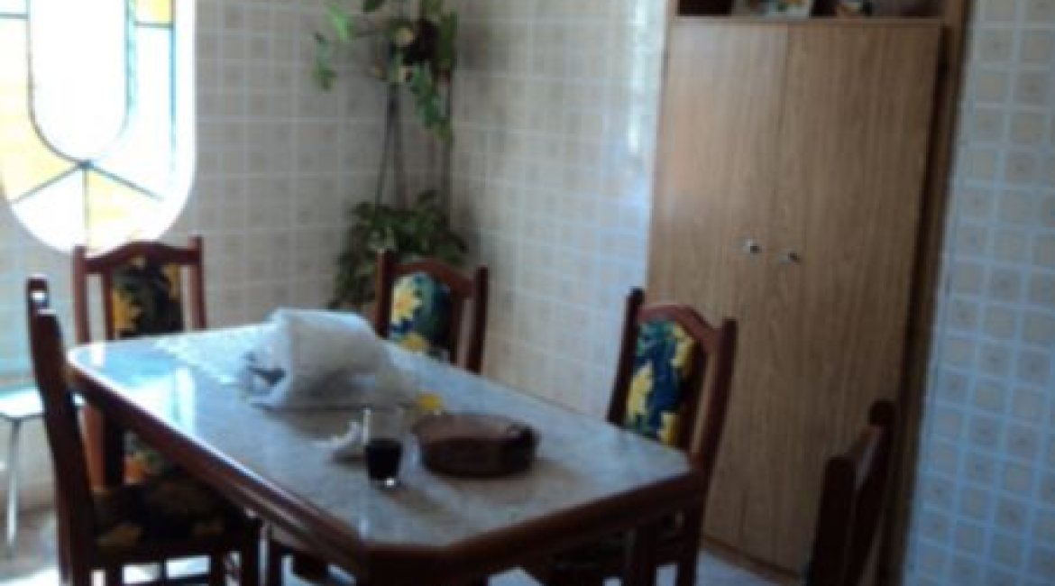 Casa à venda com 345m², 3 dormitórios, 1 suíte, 3 vagas, no bairro Guarujá em Porto Alegre